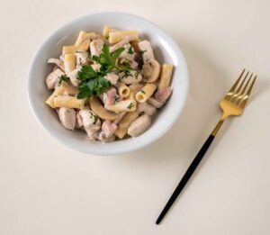 Pasta con crema blanca jamon y champiñones