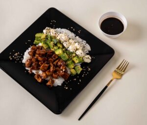 Sushi salad de pollo teriyaki