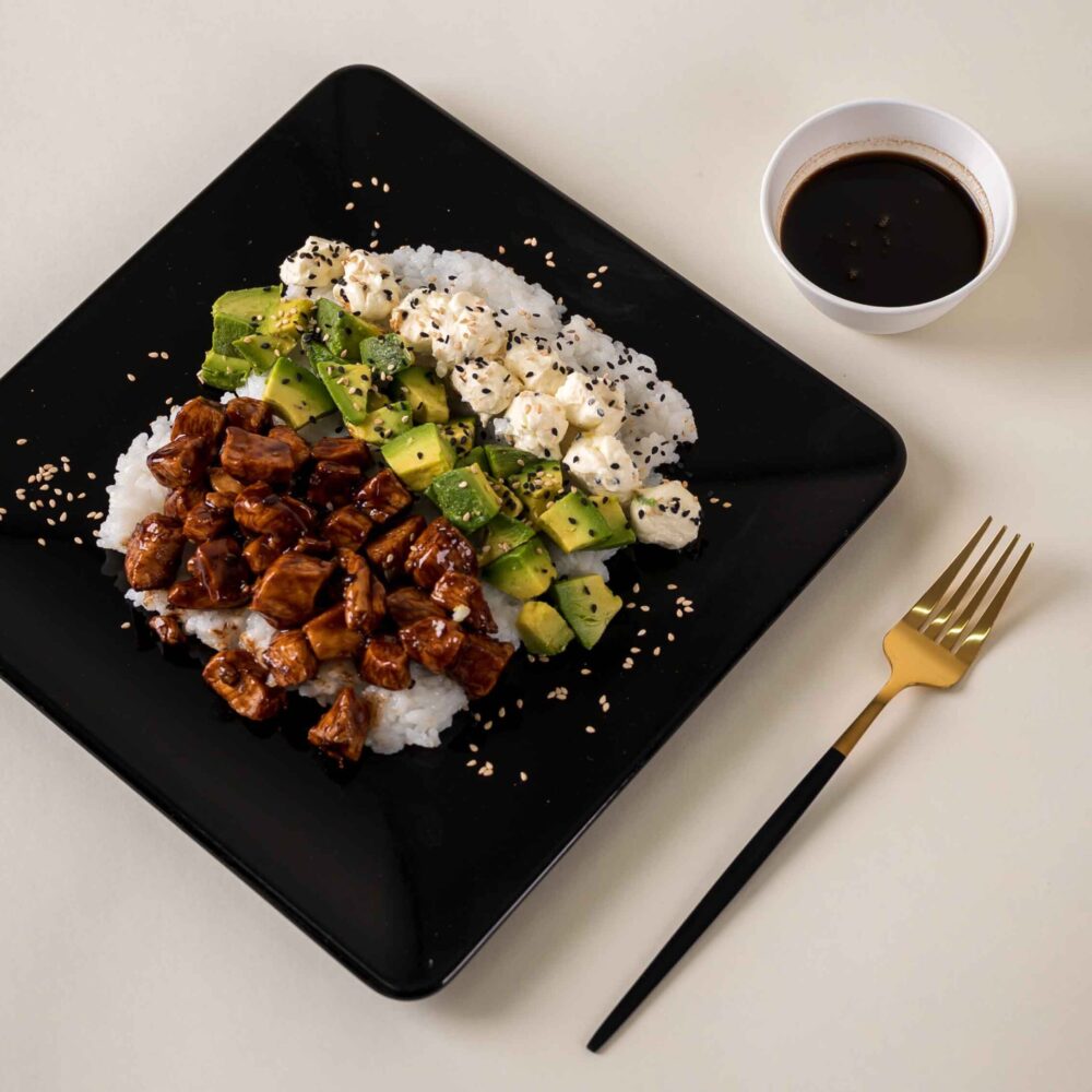 Sushi salad de pollo teriyaki