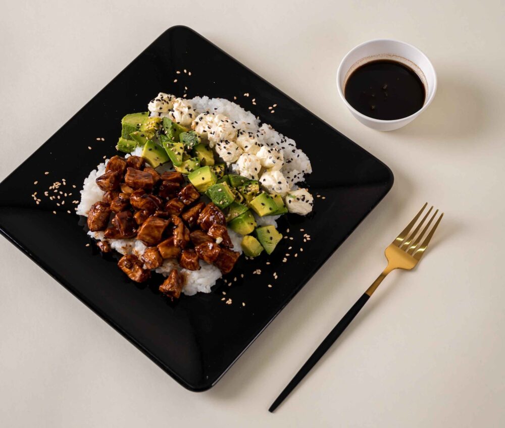 Sushi salad de pollo teriyaki